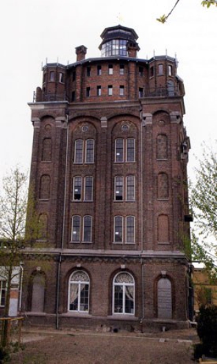 De watertoren tijdens de verbouwing in 2006